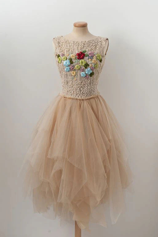 Robe de soirée courte dos nu à manches dénudées en tulle champagne et perles