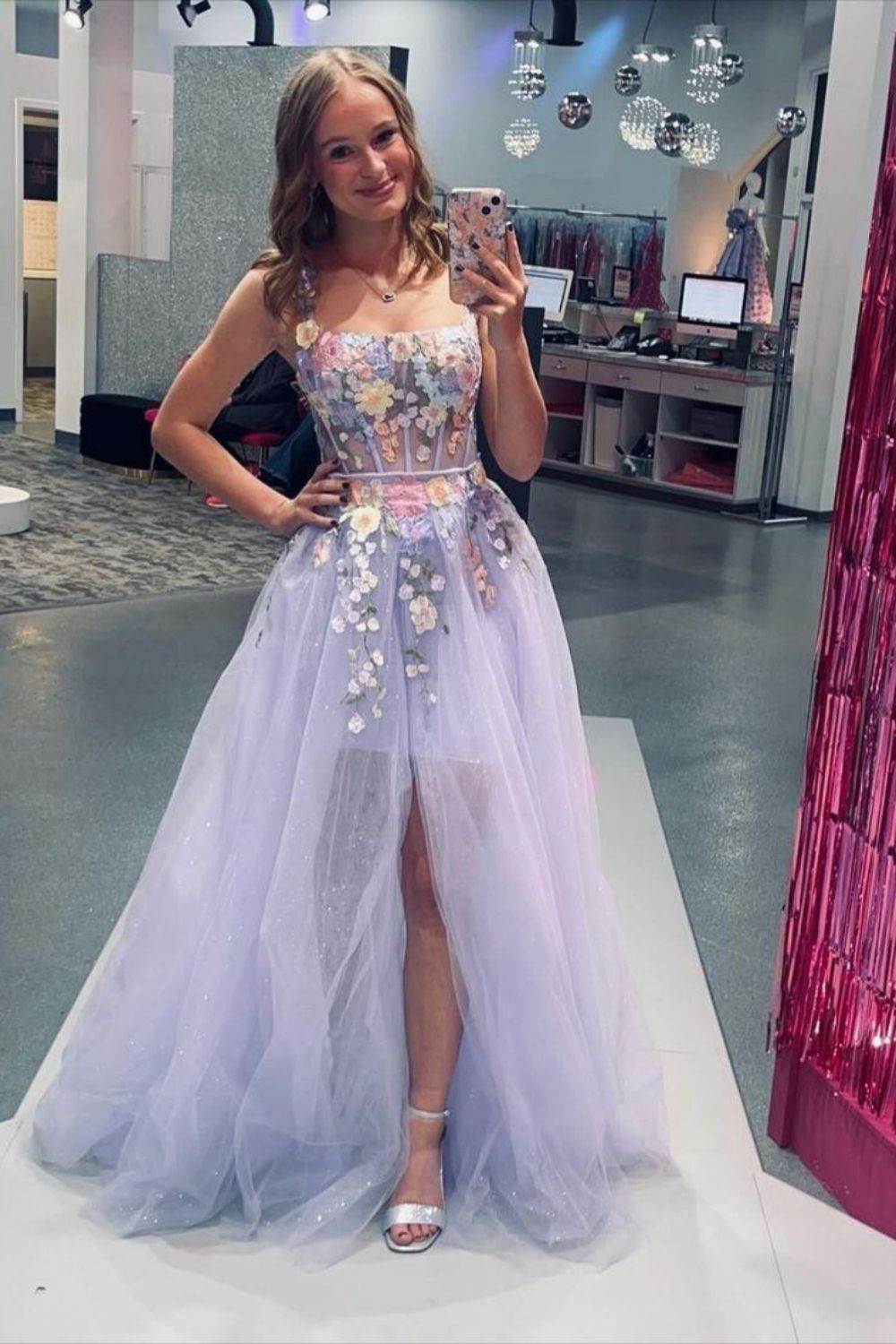 Robe de bal corset lilas à bretelles spaghetti et coupe trapèze Weitese Beauty avec applications