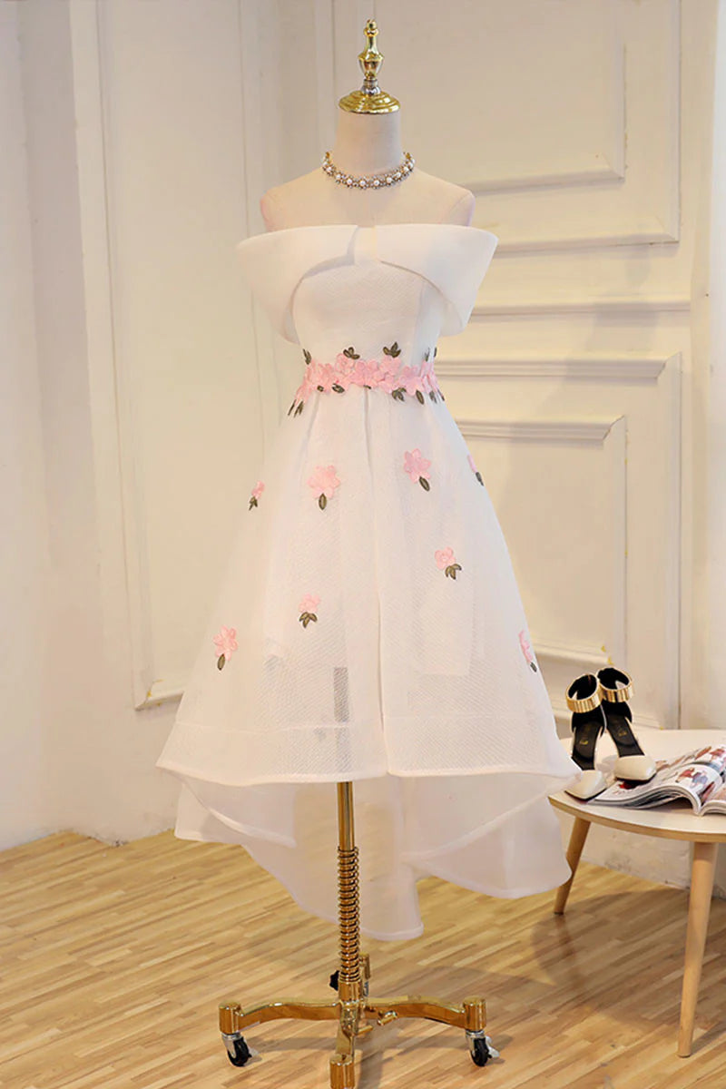 Vestidos de fiesta de corte alto y bajo con apliques grises