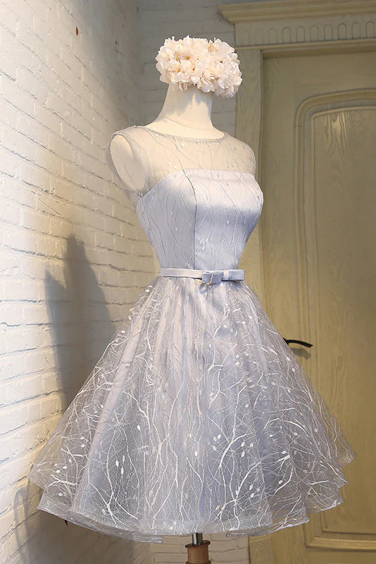 Robe de soirée courte en tulle gris à col rond
