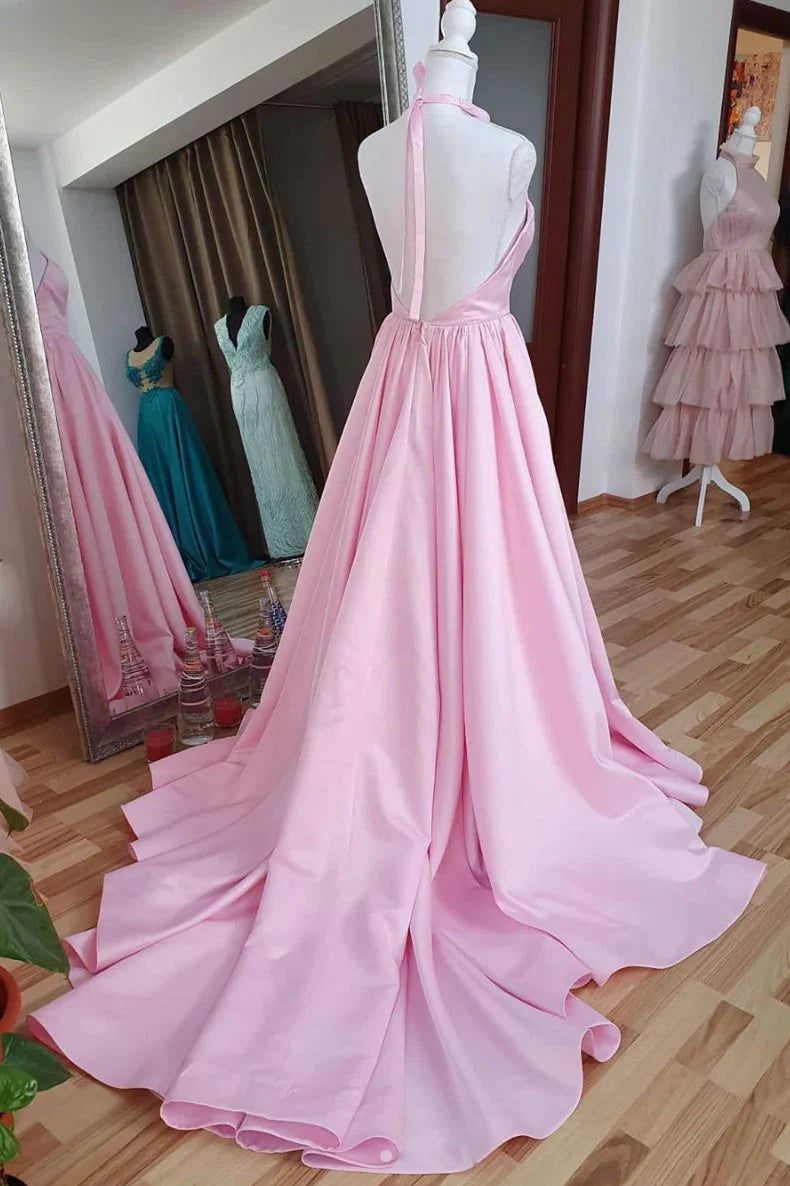 Vestido de noche largo de satén rosa con cuello alto y escote alto.