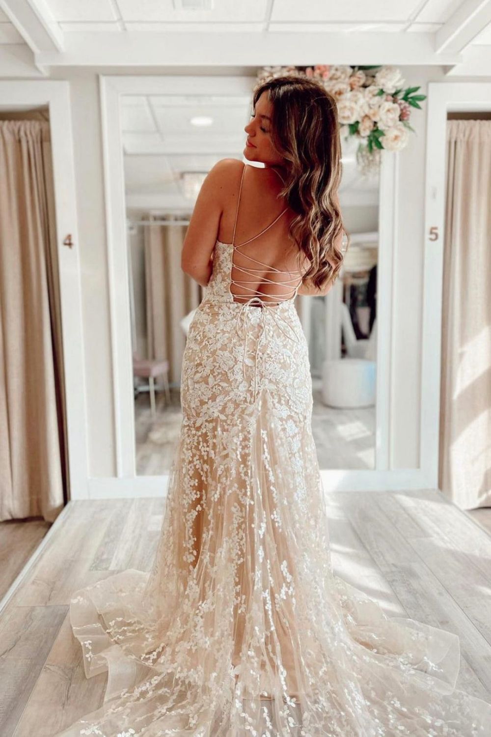 Vestido de fiesta largo color champán con tirantes finos y sirena de Weitese y apliques