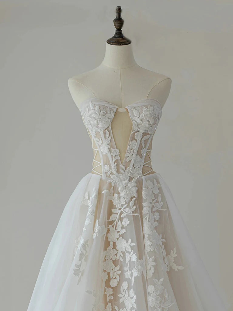 Robe de bal longue en tulle et dentelle coupe trapèze couleur champagne clair