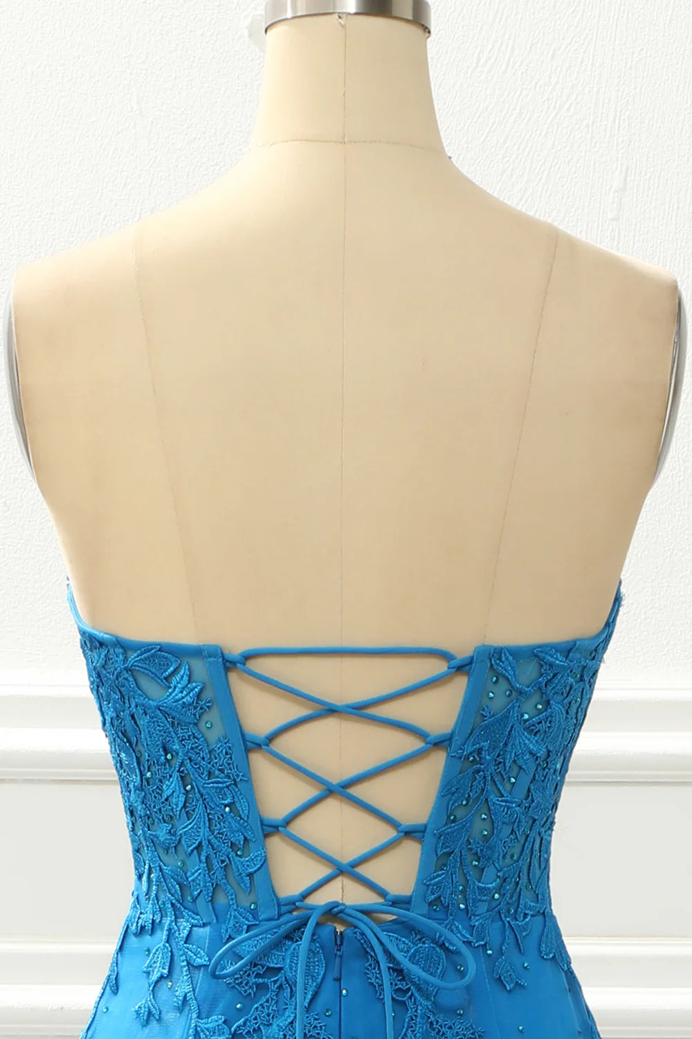 Vestido de fiesta azul sirena sin tirantes con apliques 