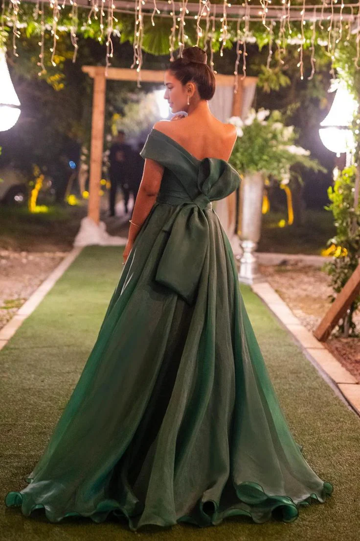 Robe de soirée longue verte asymétrique pour femme, coupe trapèze, avec fente latérale. Magasins de robes de soirée 