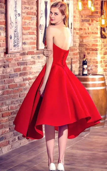 Robe de bal asymétrique sans manches à décolleté en cœur et coupe trapèze 