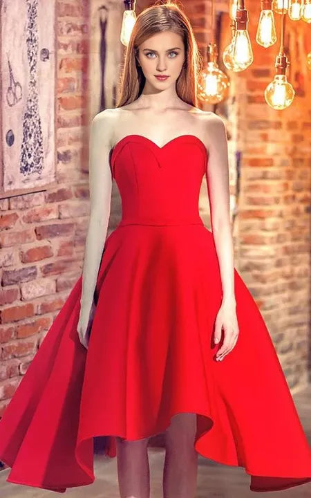 Robe de bal asymétrique sans manches à décolleté en cœur et coupe trapèze 