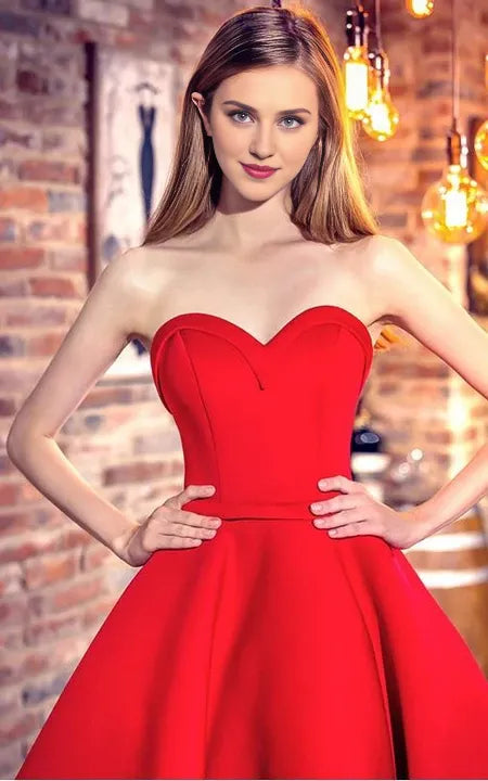 Robe de bal asymétrique sans manches à décolleté en cœur et coupe trapèze 