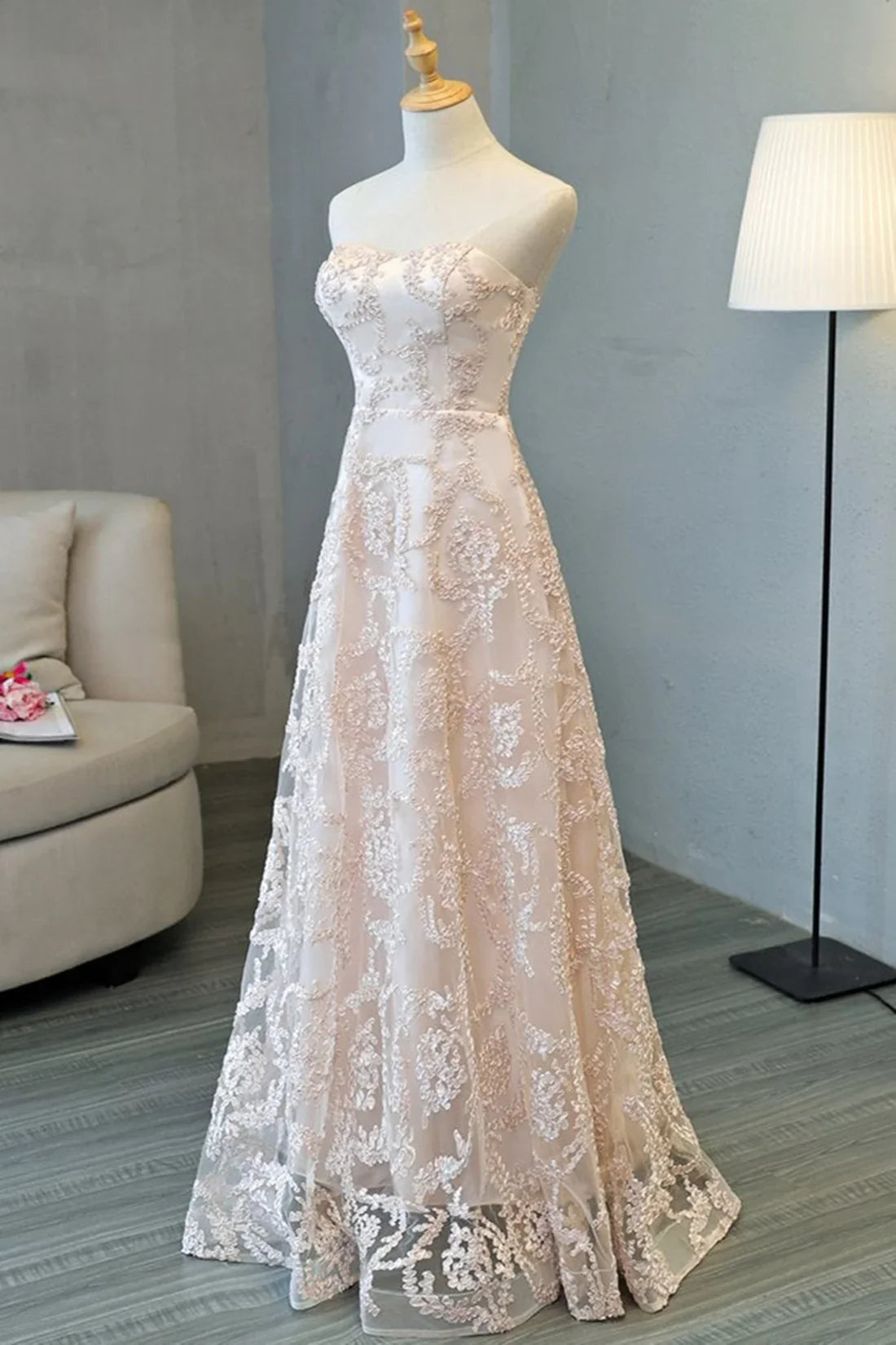 Robe de soirée longue rose clair pour femme, coupe trapèze, sans bretelles, en tulle, avec appliques. Magasins de robes de bal 