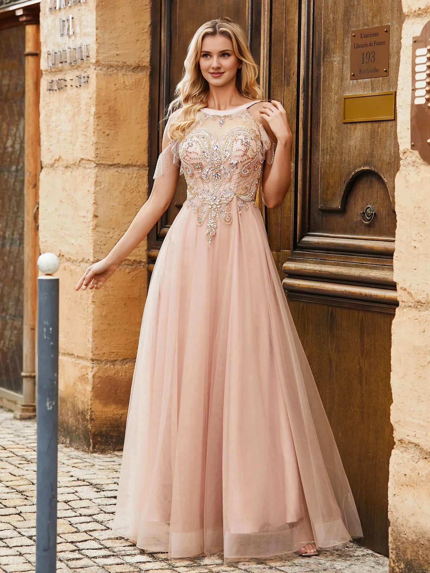 Robe de soirée trapèze dos nu épaules dénudées perles strass décor tulle rose perle 