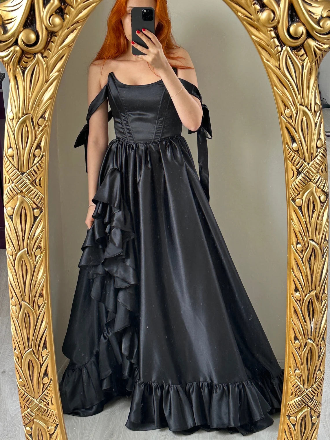 Robe de soirée trapèze noire à volants et corset sans manches, longueur au sol, avec fente 