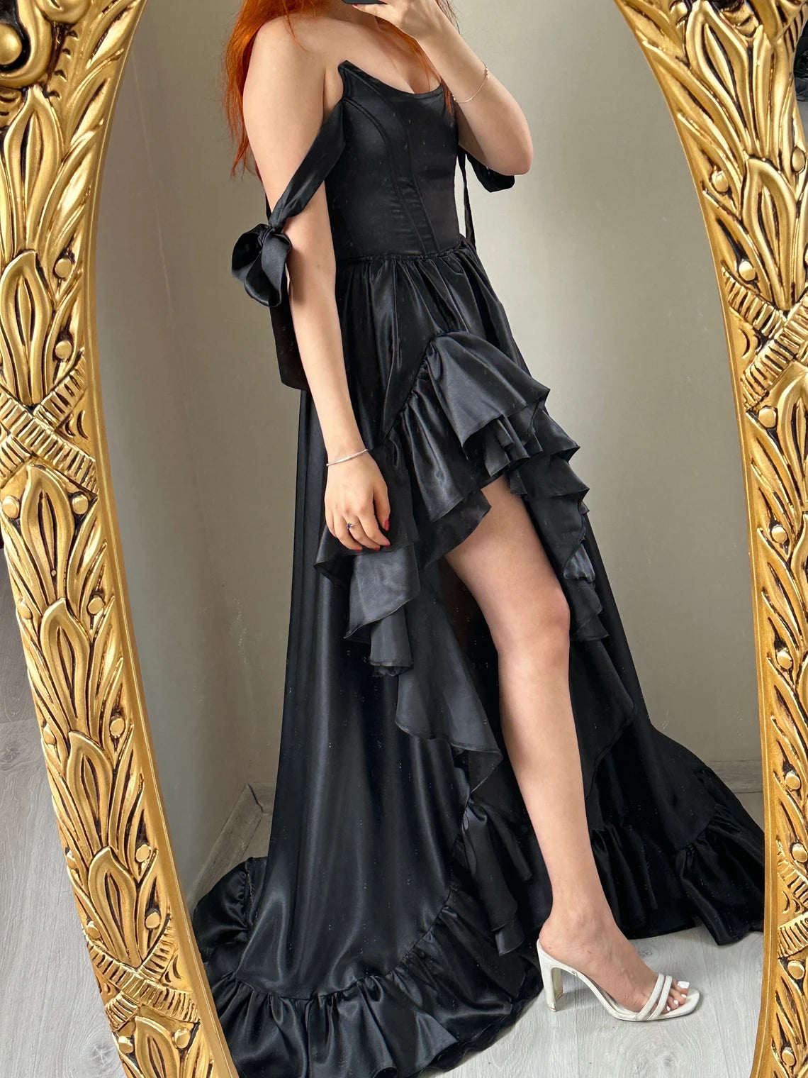 Robe de soirée trapèze noire à volants et corset sans manches, longueur au sol, avec fente 