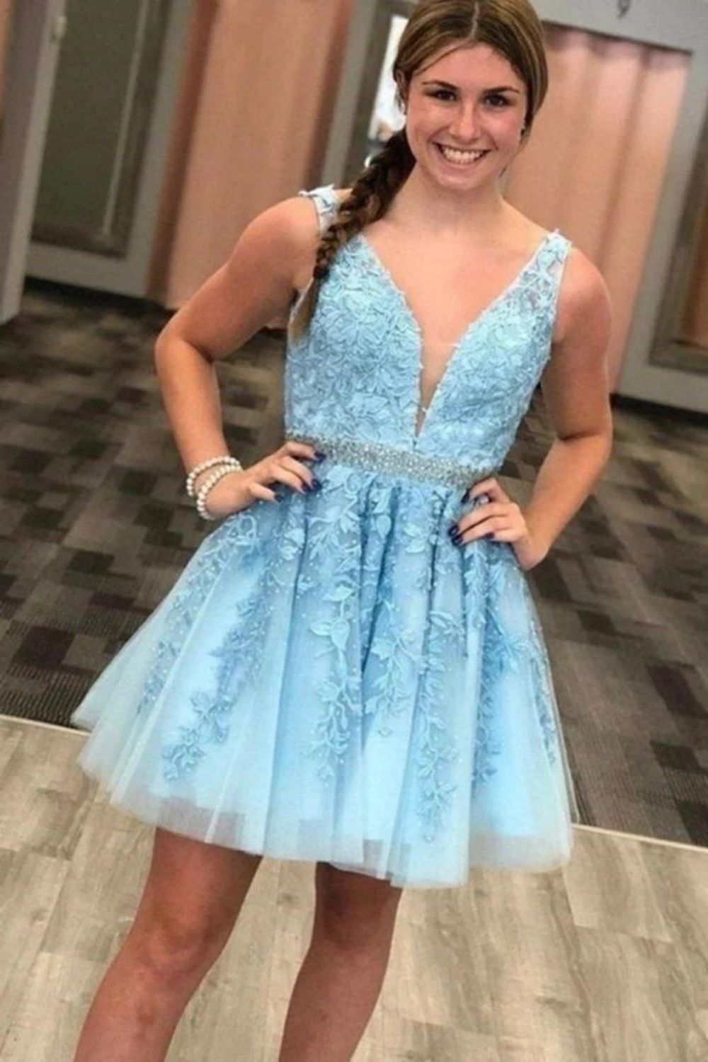 Vestido de fiesta Weitese con escote en V profundo, corte A y apliques