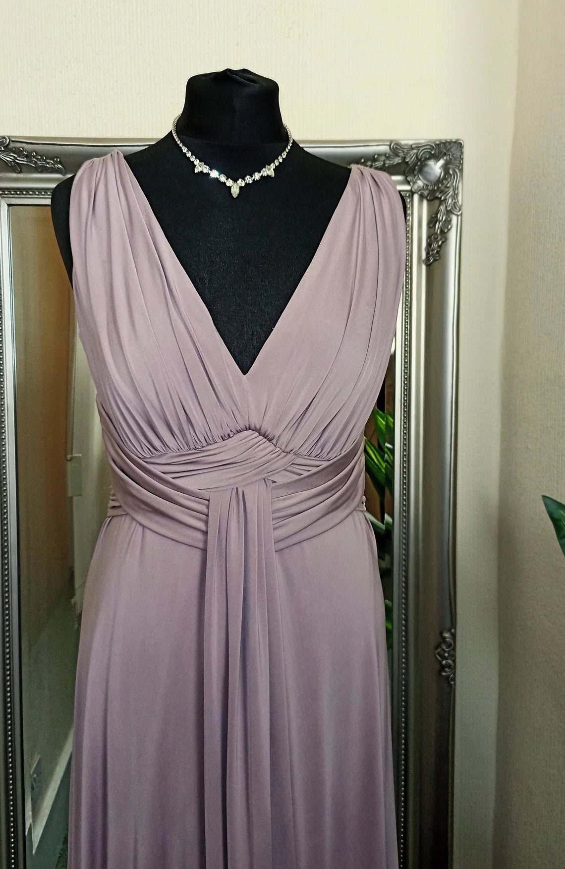 Robe de bal trapèze à col en V profond et épaules dénudées, sans manches, longueur au sol 