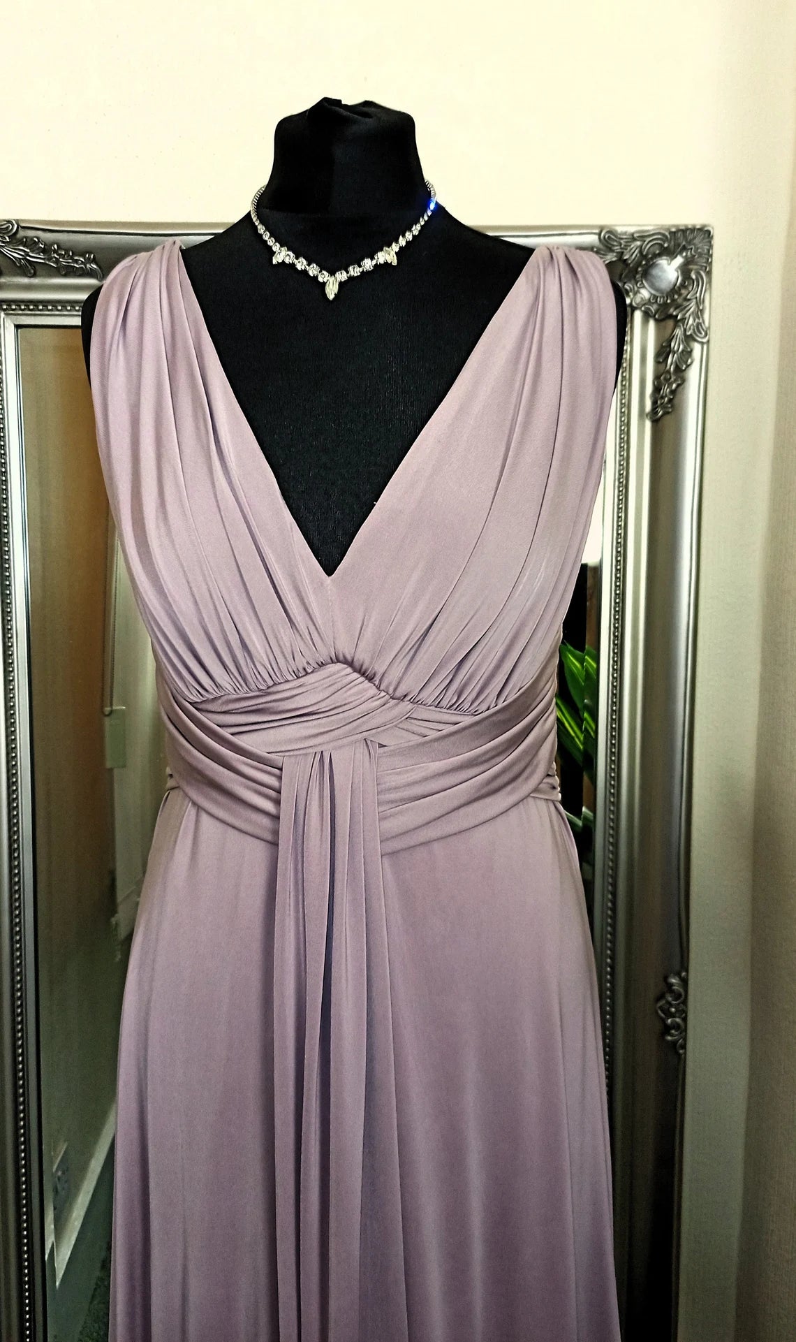 Robe de bal trapèze à col en V profond et épaules dénudées, sans manches, longueur au sol 