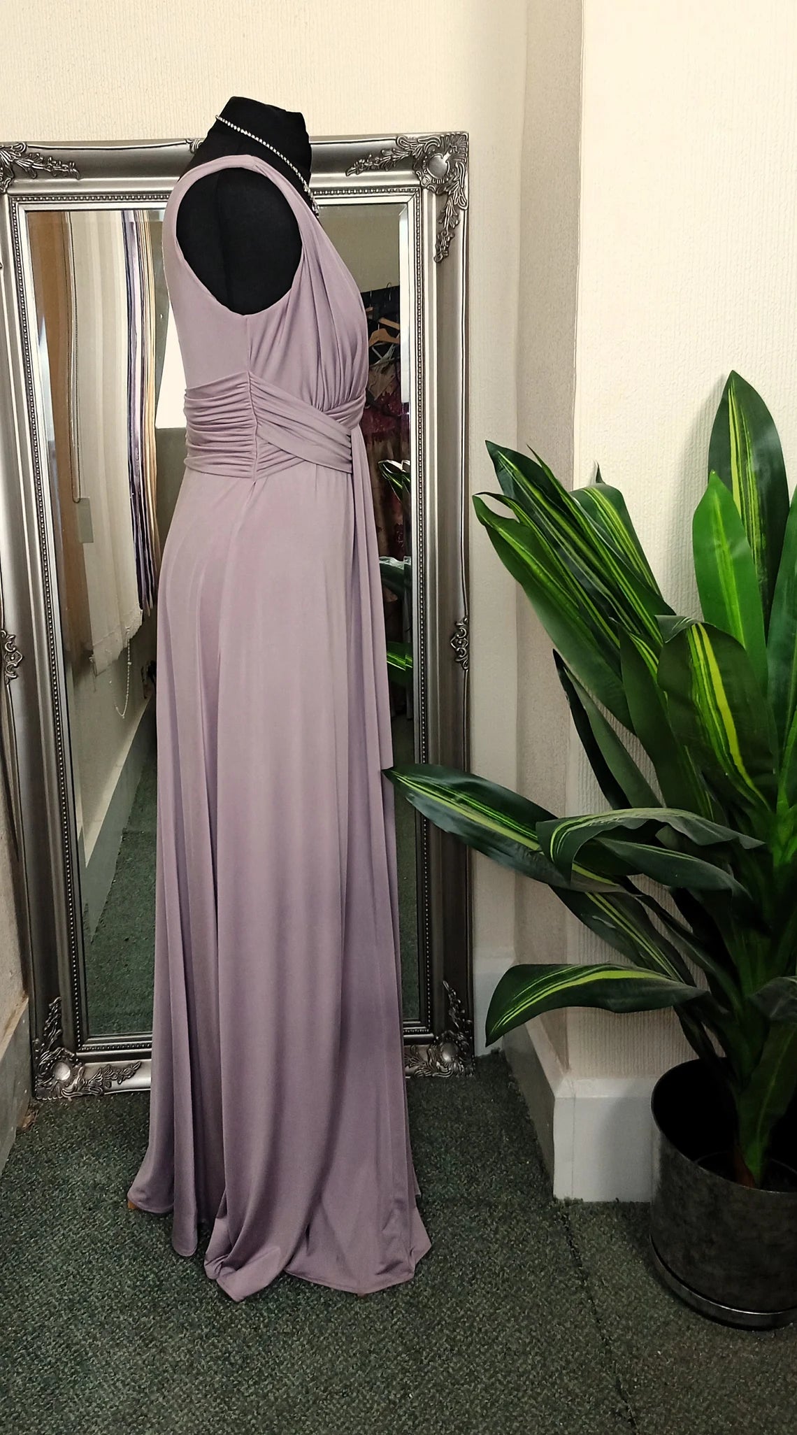 Robe de bal trapèze à col en V profond et épaules dénudées, sans manches, longueur au sol 