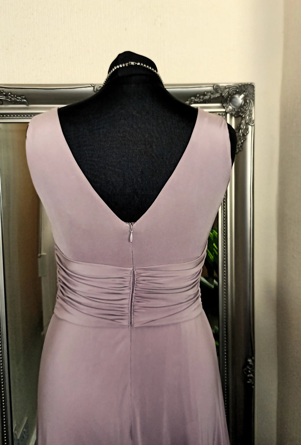 Robe de bal trapèze à col en V profond et épaules dénudées, sans manches, longueur au sol 