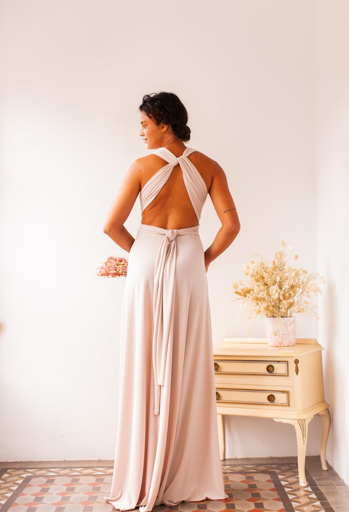 Robe trapèze élégante dos nu avec décolleté en V profond et longueur au sol 