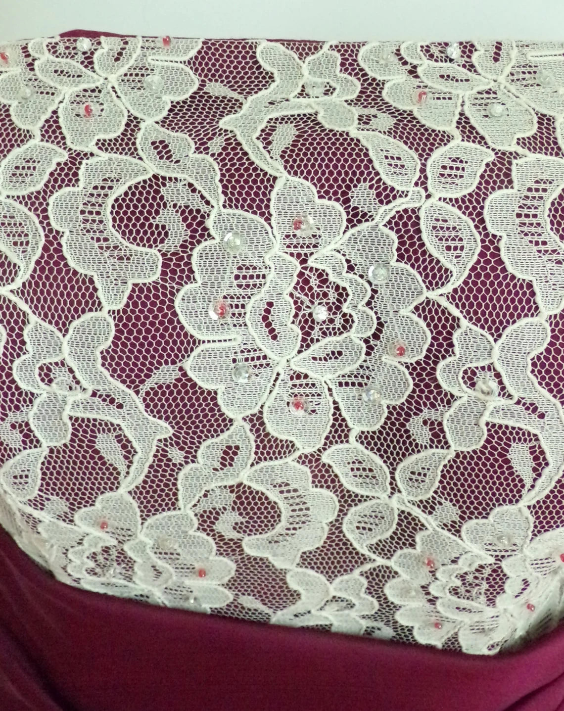 Robe de soirée élégante coupe trapèze, sans bretelles, dos nu, longueur au sol, avec appliques en dentelle 