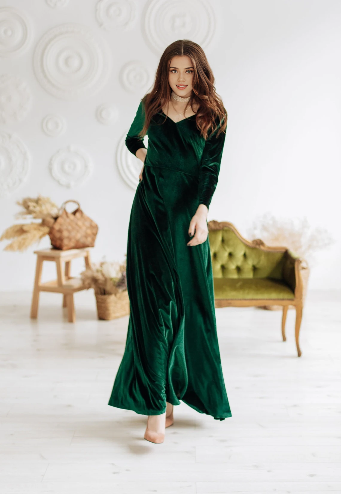 Vestido elegante de terciopelo con mangas largas, escote en V y largo hasta los tobillos para dama de honor. 