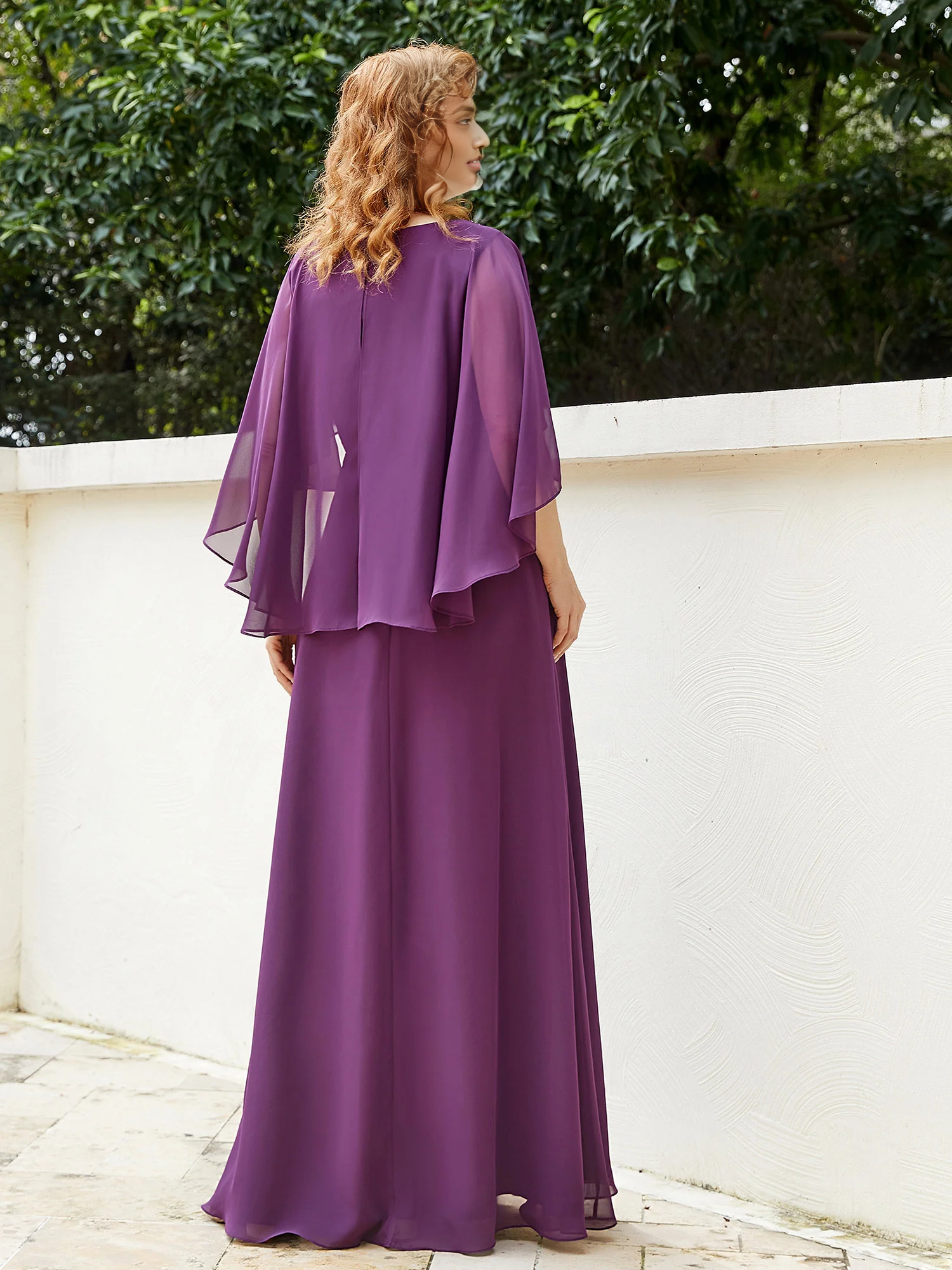 Robe de mère de la mariée en raisin, coupe trapèze, longueur au sol, ornée de perles et de manches flottantes