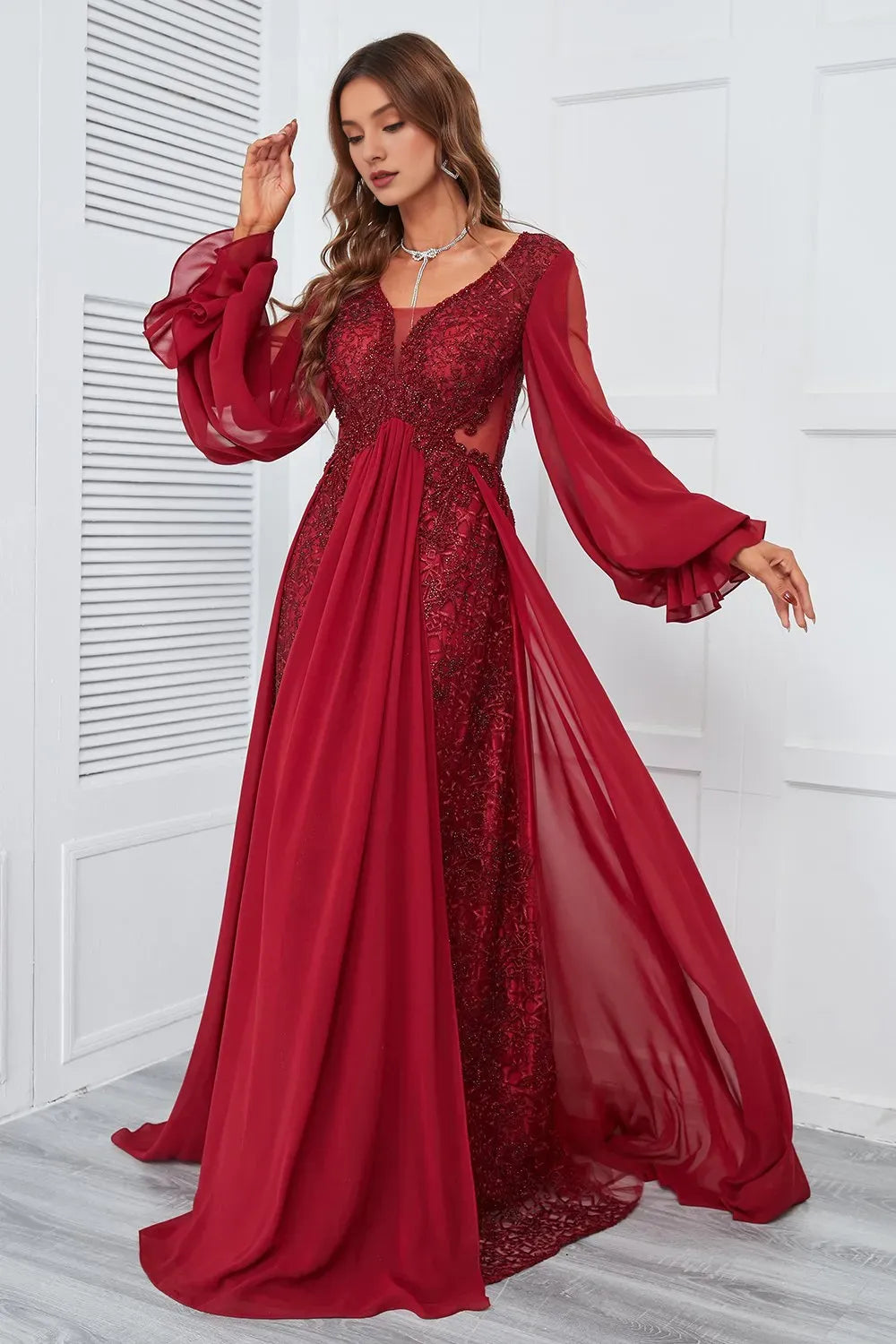 Robe de bal trapèze bordeaux à manches longues et perles, longueur au sol, avec dentelle 