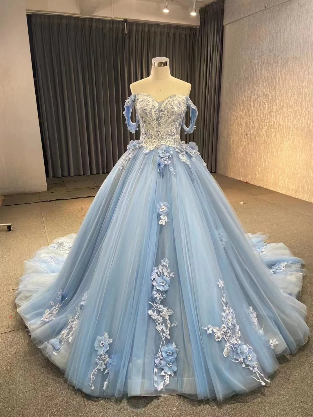Robe de soirée trapèze en tulle, épaules dénudées, dos nu, dentelle, traîne, avec appliques 