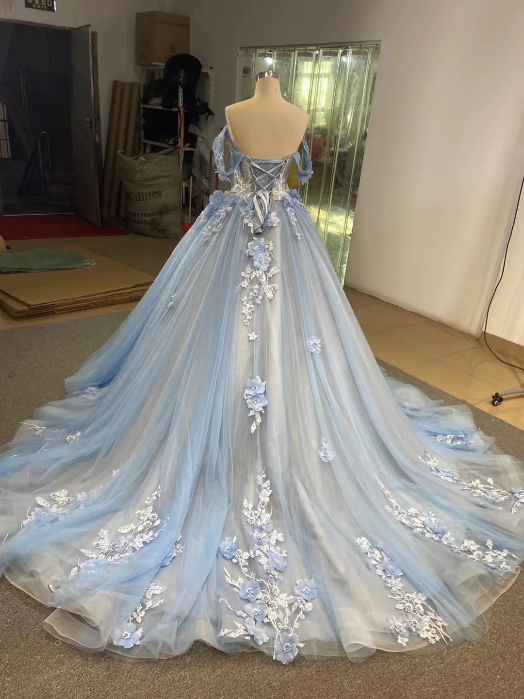 Robe de soirée trapèze en tulle, épaules dénudées, dos nu, dentelle, traîne, avec appliques 