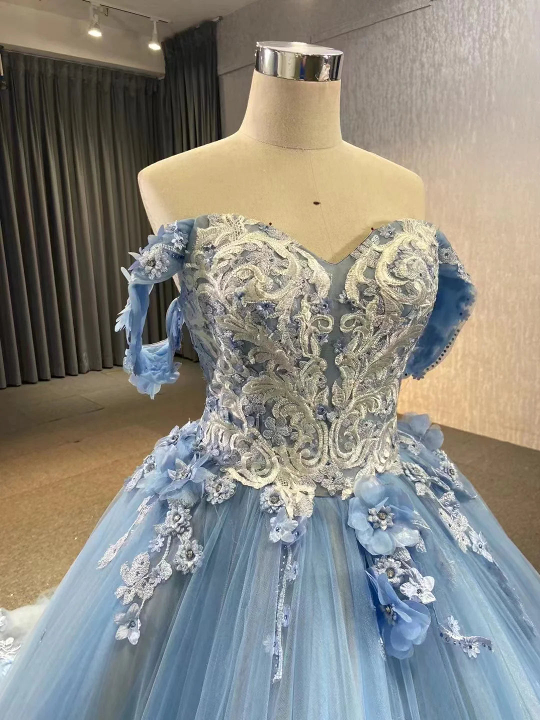 Robe de soirée trapèze en tulle, épaules dénudées, dos nu, dentelle, traîne, avec appliques 