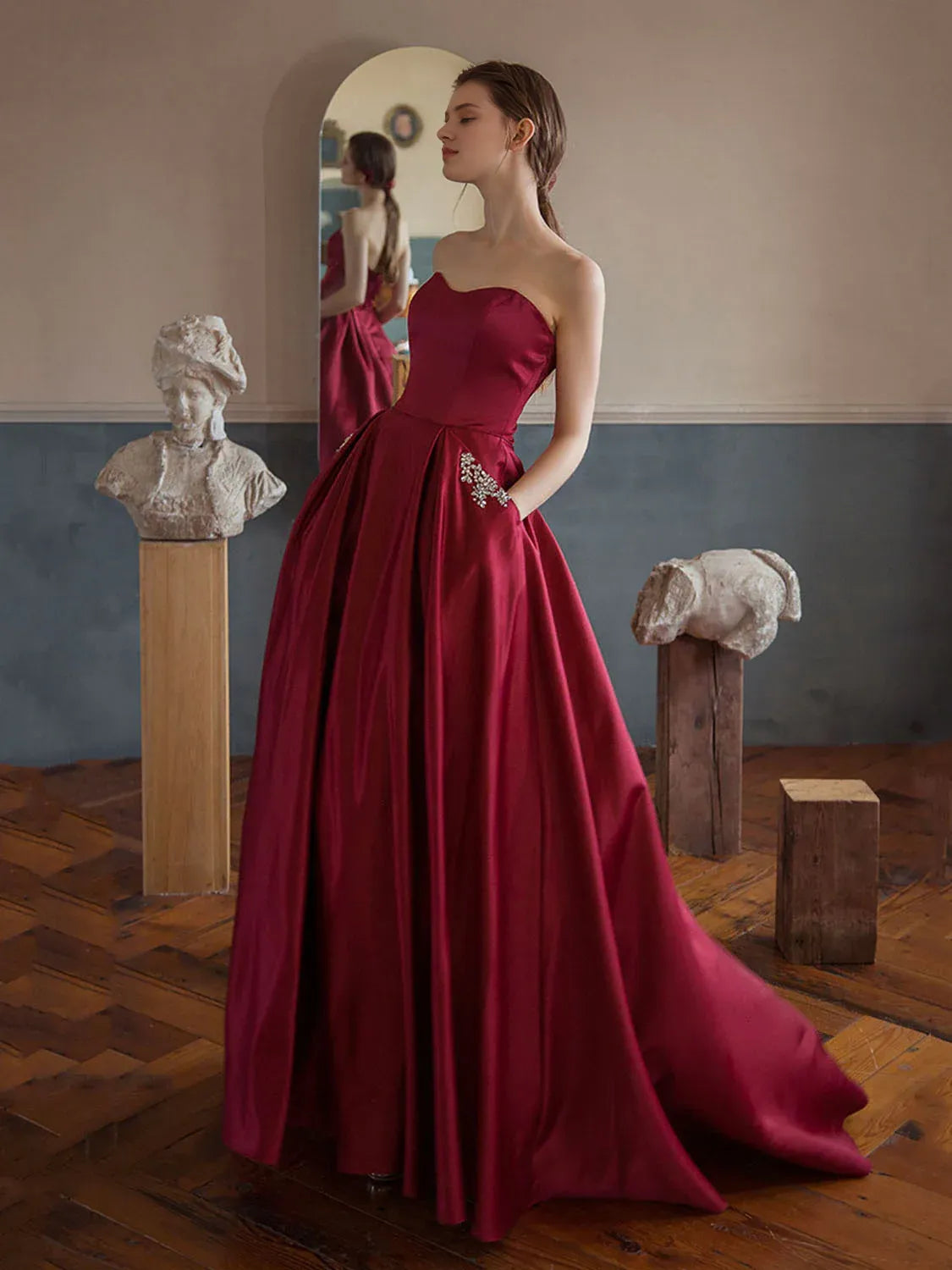 Robe de bal trapèze simple en satin bordeaux, épaules dénudées, sans manches, avec poche 