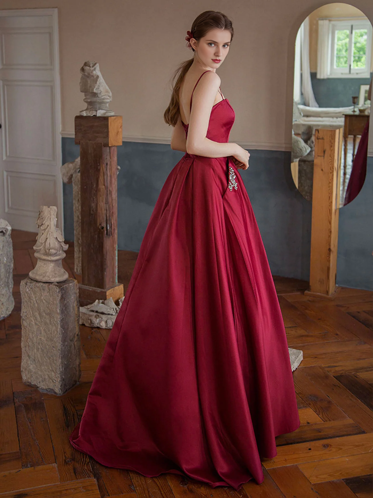 Robe de bal trapèze simple en satin bordeaux, épaules dénudées, sans manches, avec poche 
