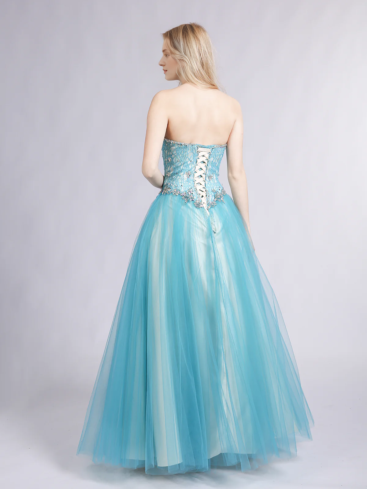 Robe de soirée trapèze en dentelle et tulle, épaules dénudées, décolleté en cœur 