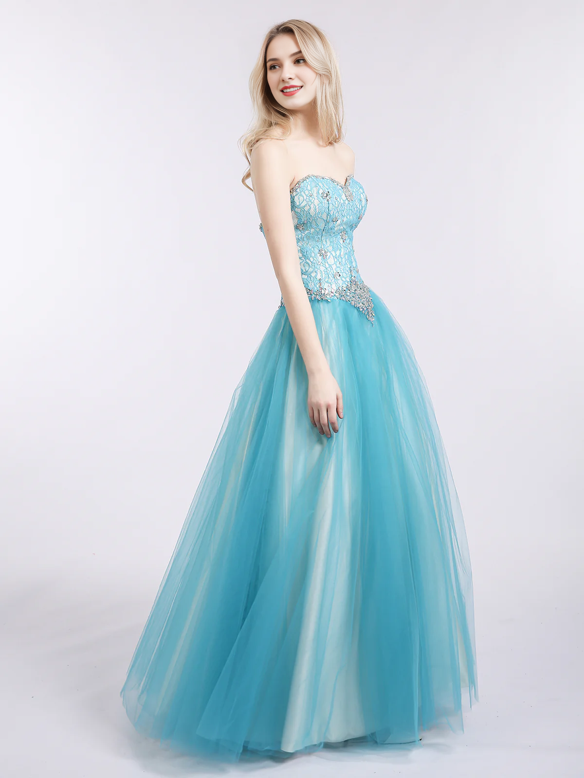 Robe de soirée trapèze en dentelle et tulle, épaules dénudées, décolleté en cœur 