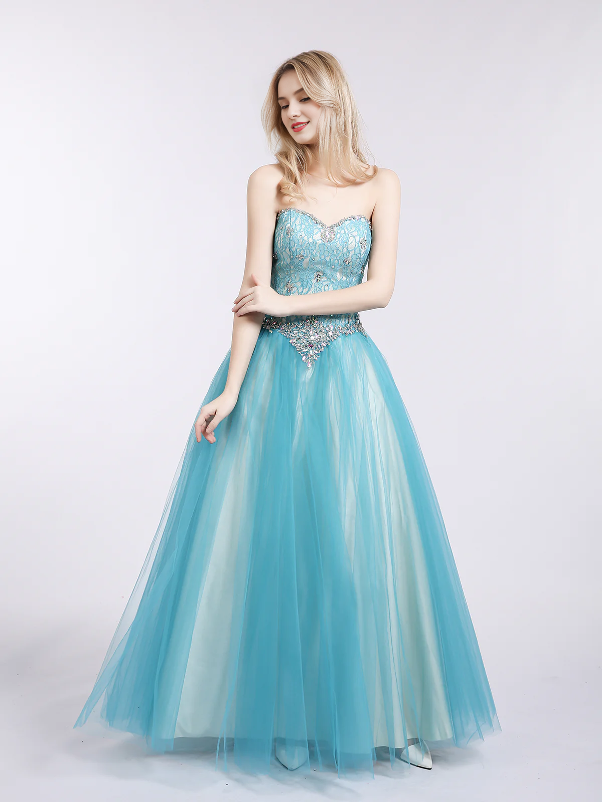 Robe de soirée trapèze en dentelle et tulle, épaules dénudées, décolleté en cœur 