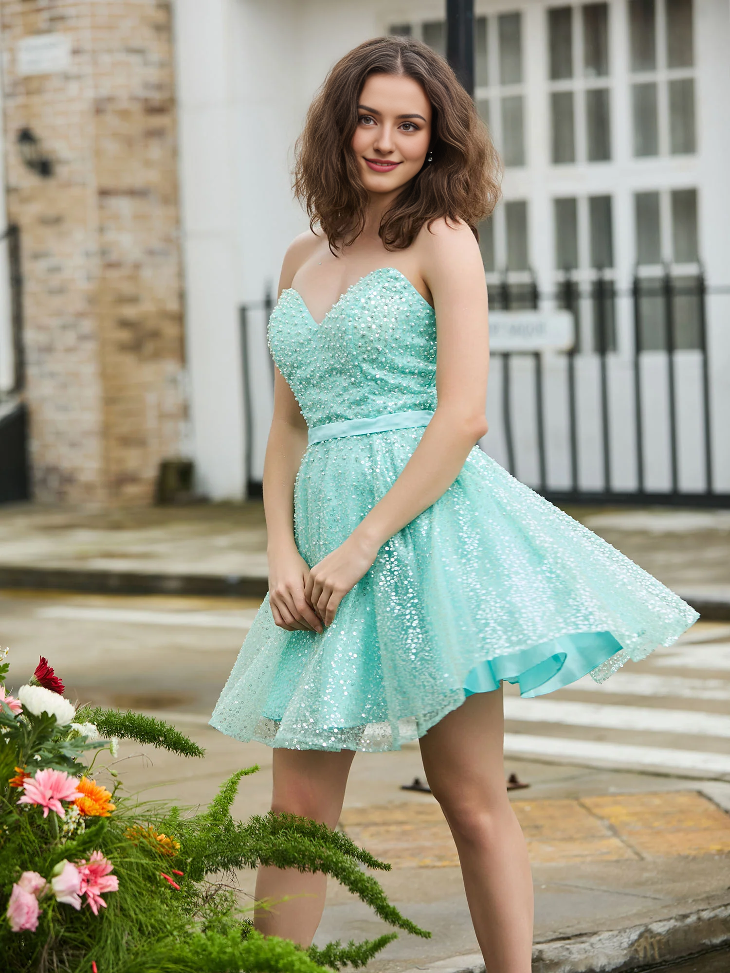 Robe de soirée trapèze à épaules dénudées et paillettes, décolleté en cœur et perles 