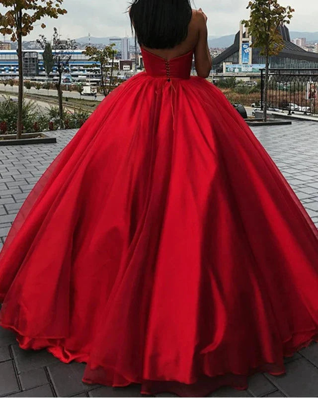 Robe de soirée rouge en satin à épaules dénudées et sans bretelles