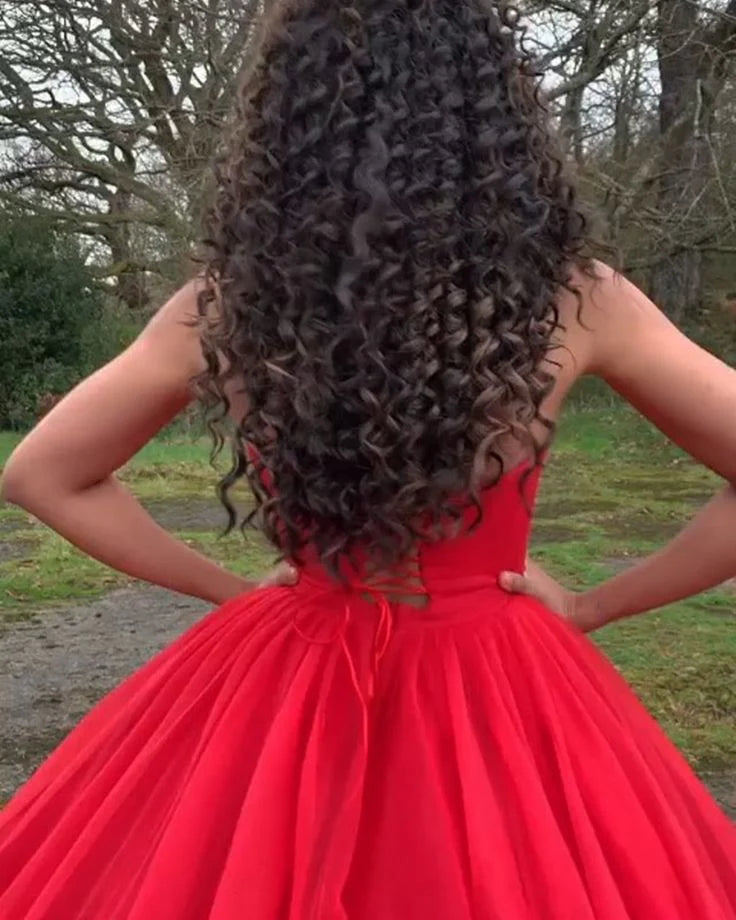 Robe de soirée rouge en satin à épaules dénudées et sans bretelles