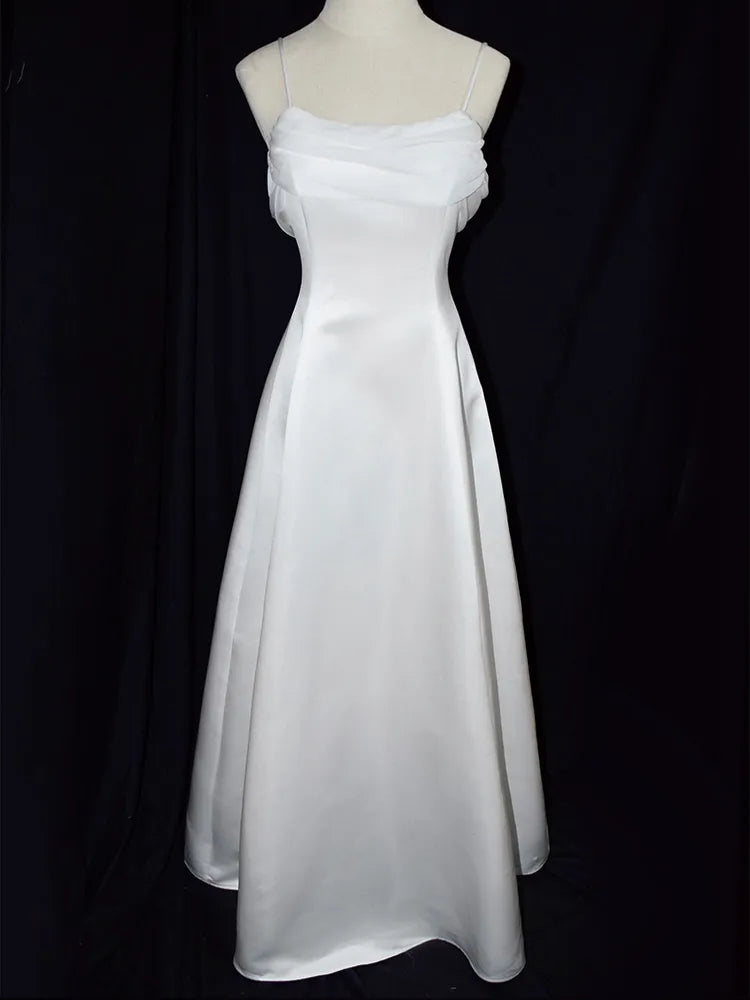 Robe de soirée trapèze vintage en satin blanc à épaules dénudées et bretelles spaghetti
