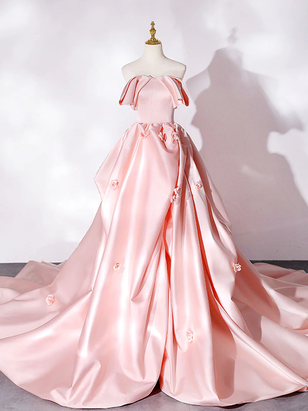 Robe de bal longue en satin rose à épaules dénudées et traîne longue avec fleurs 