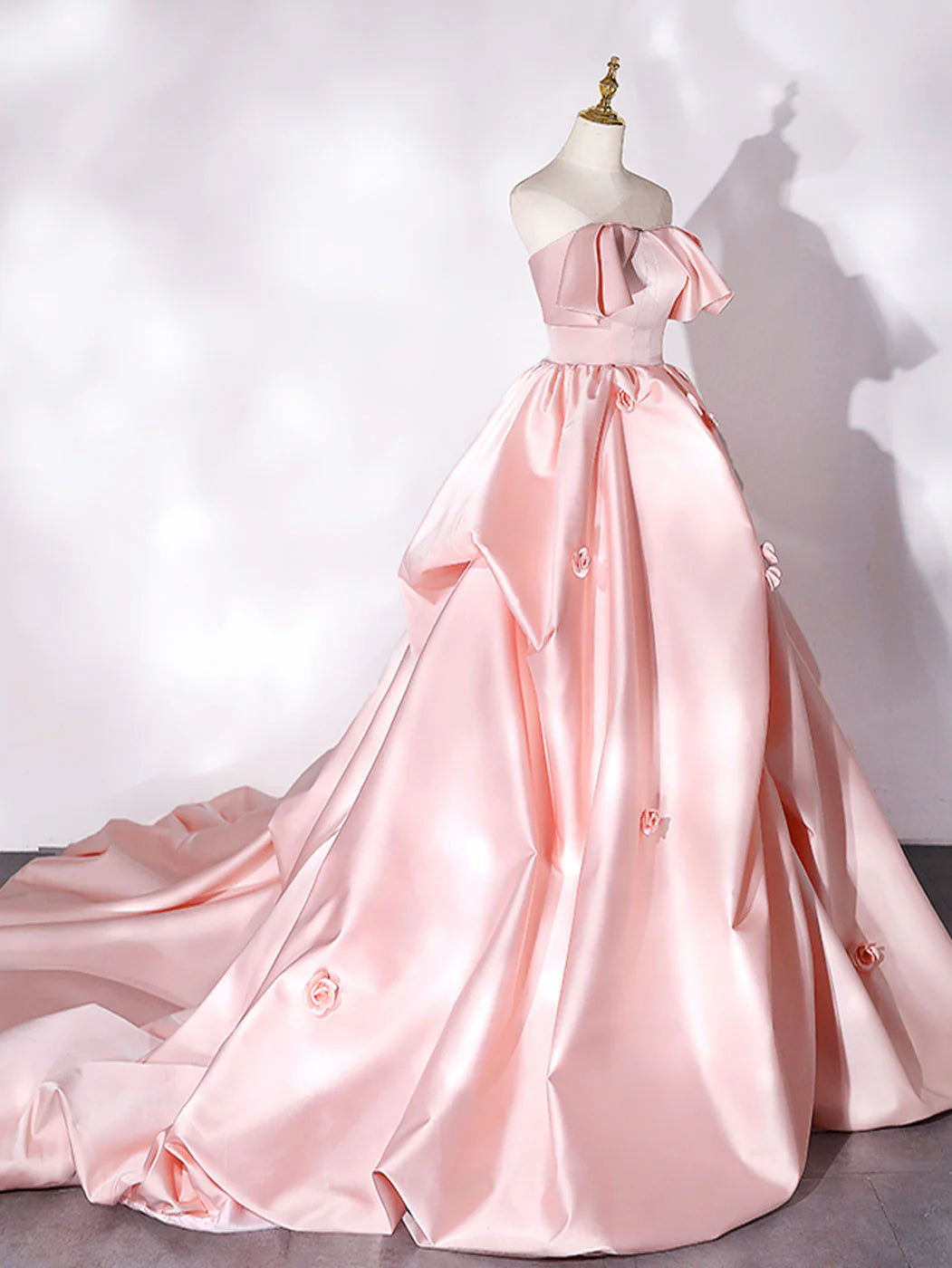 Robe de bal longue en satin rose à épaules dénudées et traîne longue avec fleurs 
