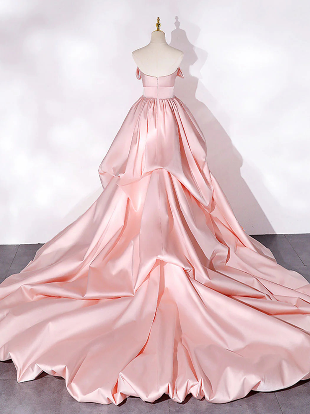 Robe de bal longue en satin rose à épaules dénudées et traîne longue avec fleurs 