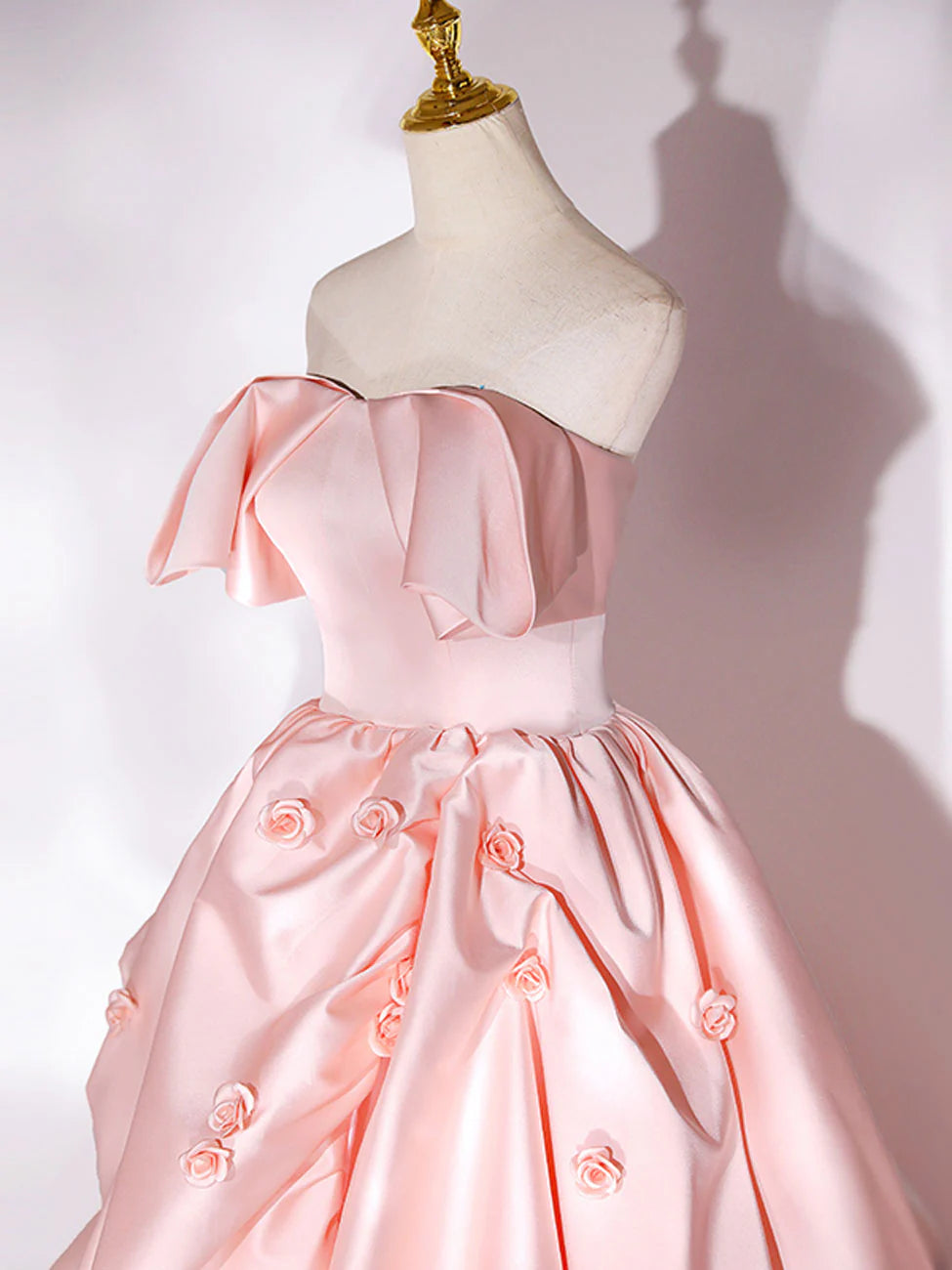 Robe de bal longue en satin rose à épaules dénudées et traîne longue avec fleurs 
