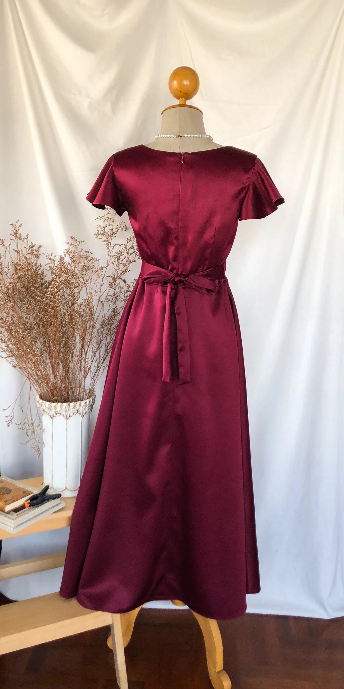 Robe de bal de demoiselle d'honneur bordeaux, coupe trapèze, simple, col en V, longueur thé, manches courtes 