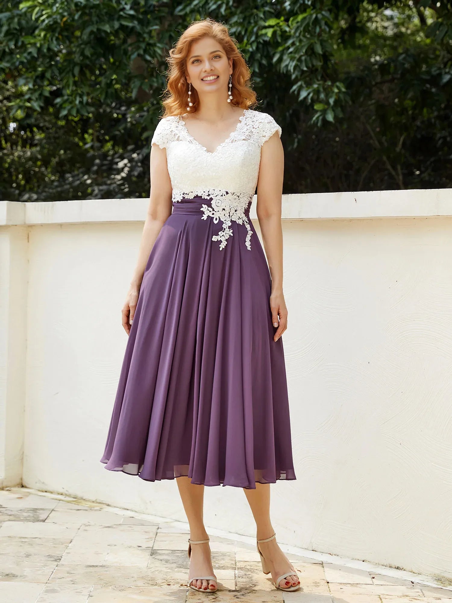 Robe de mère de la mariée en mousseline de soie, coupe trapèze, col en V, longueur thé, avec corsage appliqué, couleur raisin