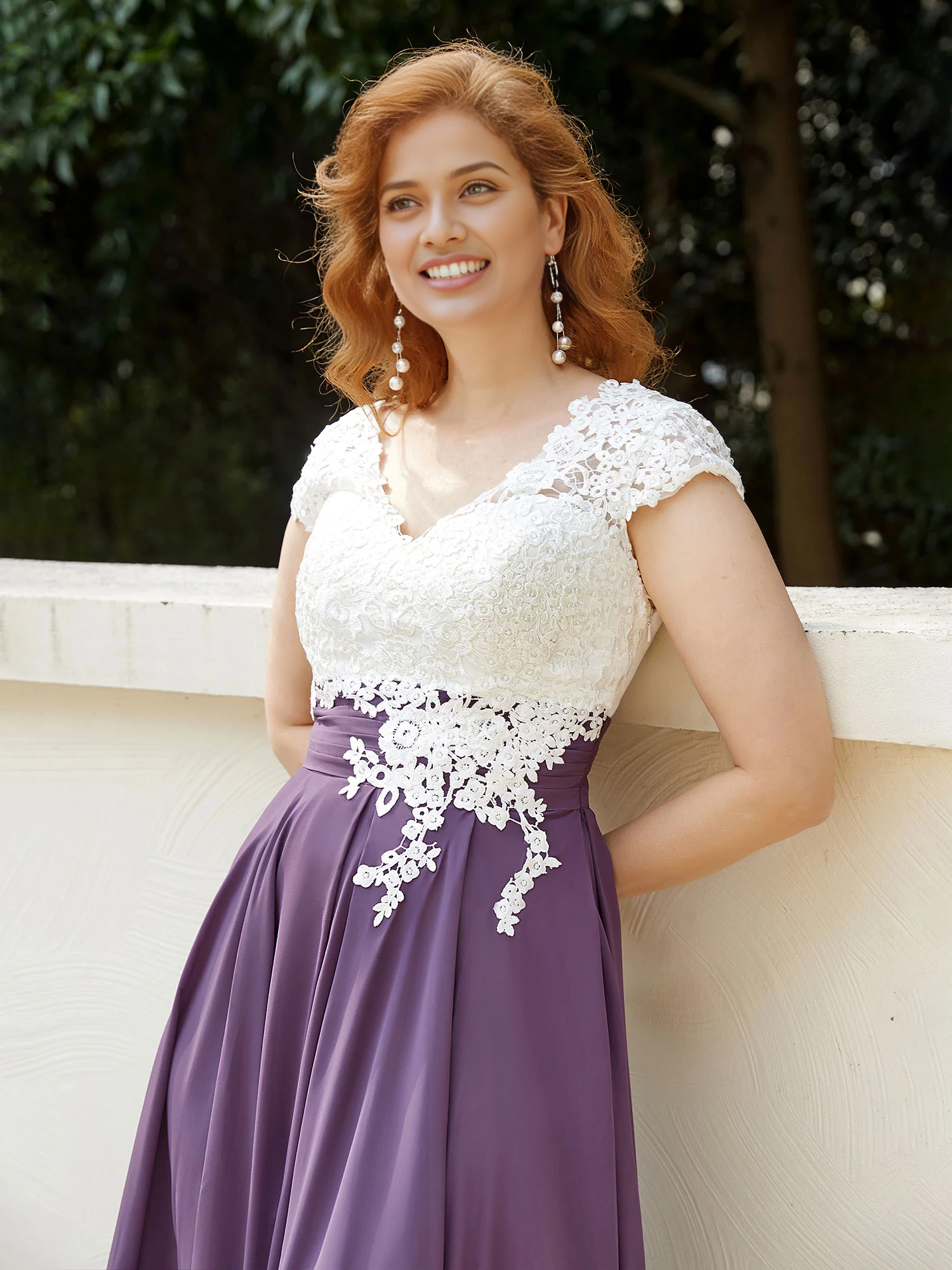 Robe de mère de la mariée en mousseline de soie, coupe trapèze, col en V, longueur thé, avec corsage appliqué, couleur raisin