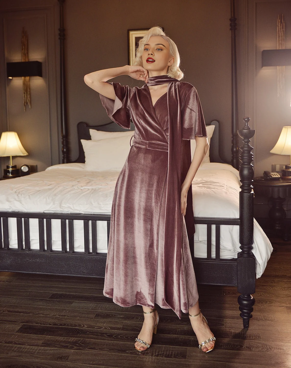 Vestido elegante de dama de honor de terciopelo con mangas cortas y escote en V hasta los tobillos 