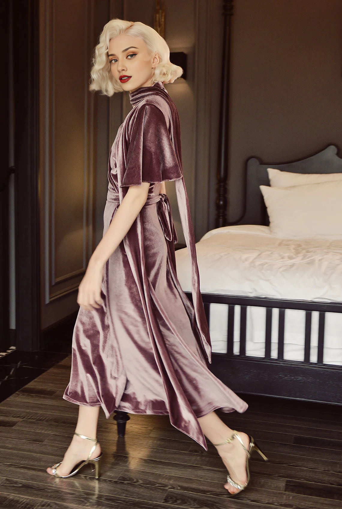 Vestido elegante de dama de honor de terciopelo con mangas cortas y escote en V hasta los tobillos 