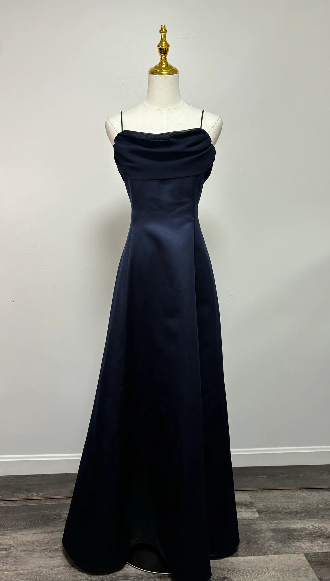 Robe de bal trapèze vintage bleu marine à bretelles spaghetti, épaules dénudées, sans manches, longueur au sol 
