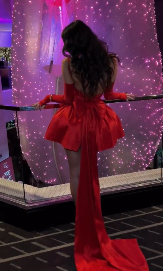 Robe de soirée courte rouge à bretelles spaghetti et dos nu, coupe trapèze, avec nœud 