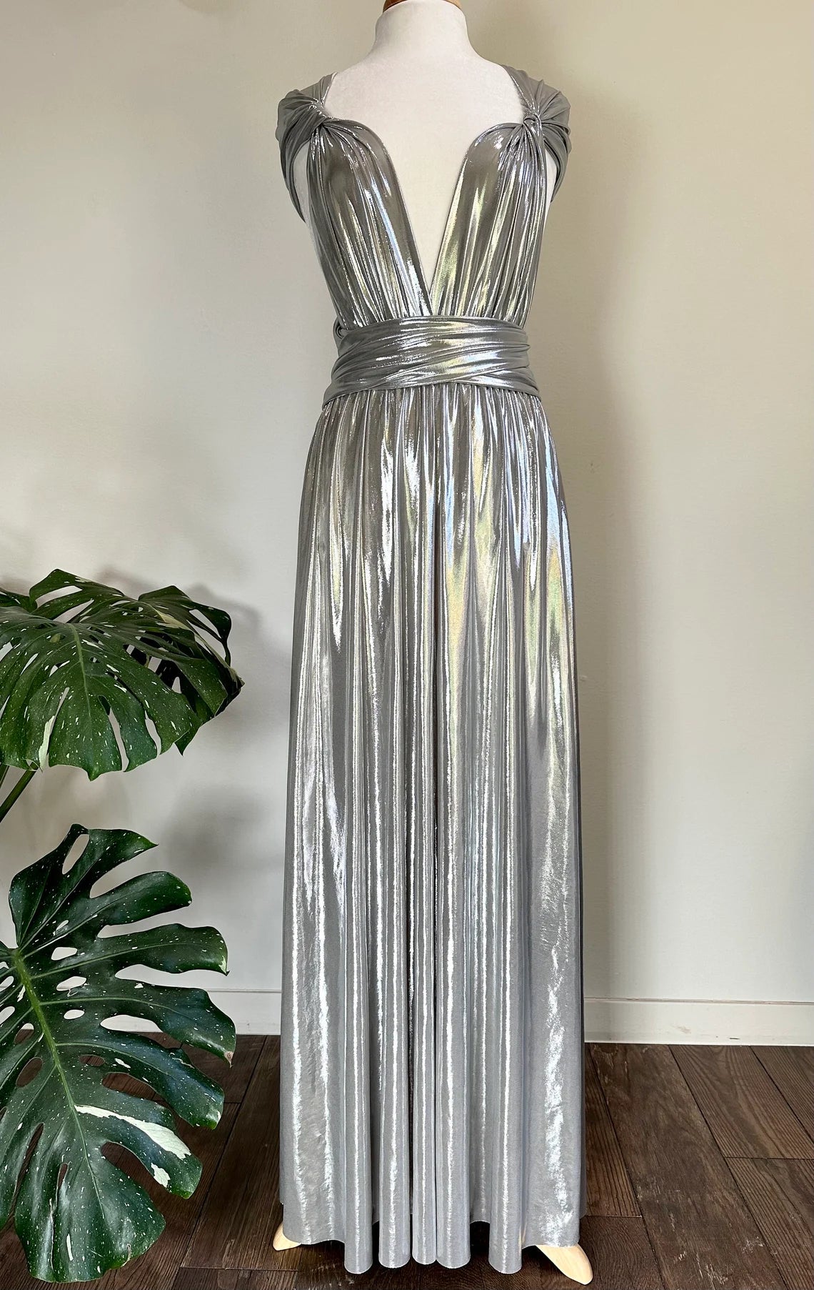 Robe de soirée de bal de fin d'année argentée, coupe trapèze, décolleté en V profond, dos nu, sans manches, style multiple, longueur au sol 